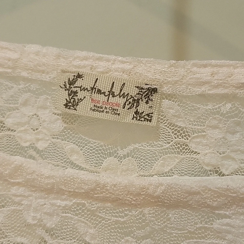 FREE PEOPLE intimately off white lace top. Rutched sides, capped sleeves.  Small